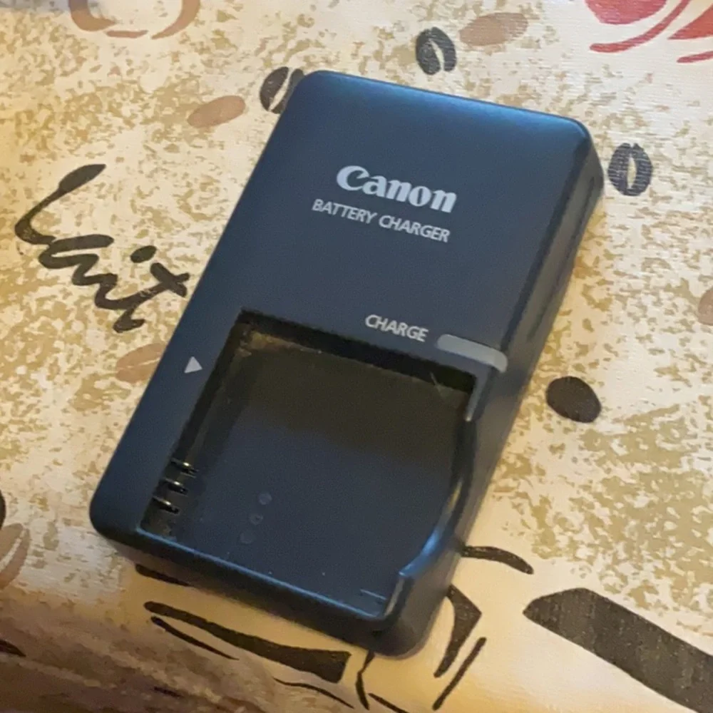 Canon CB-2LV G Battery Charger in Dark Blue